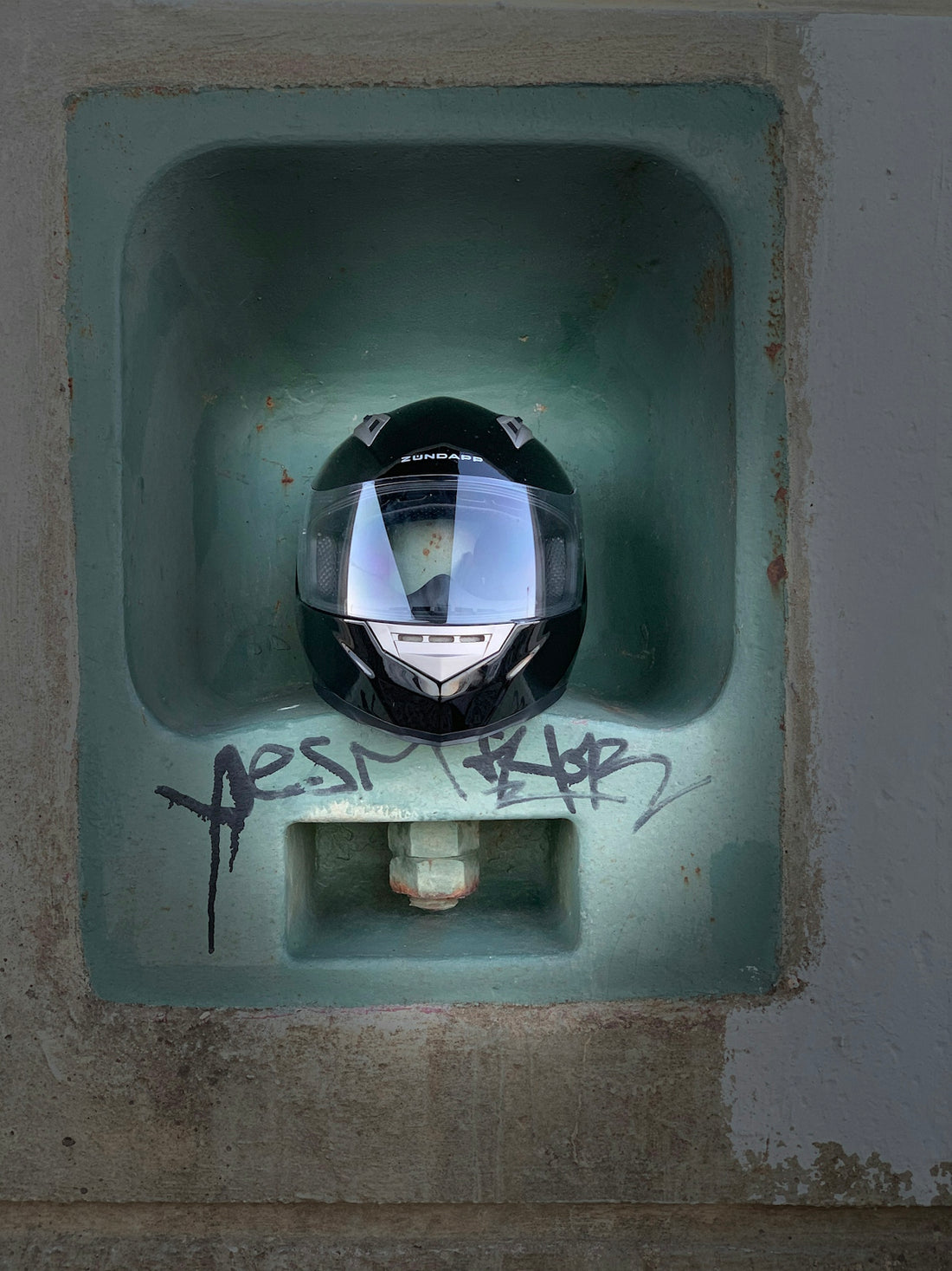 black motorcycle helmet