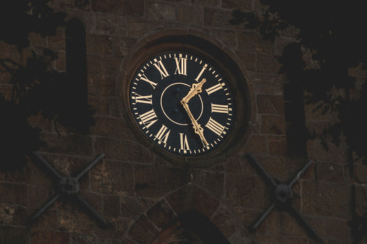 black round analog wall clock at 10 00