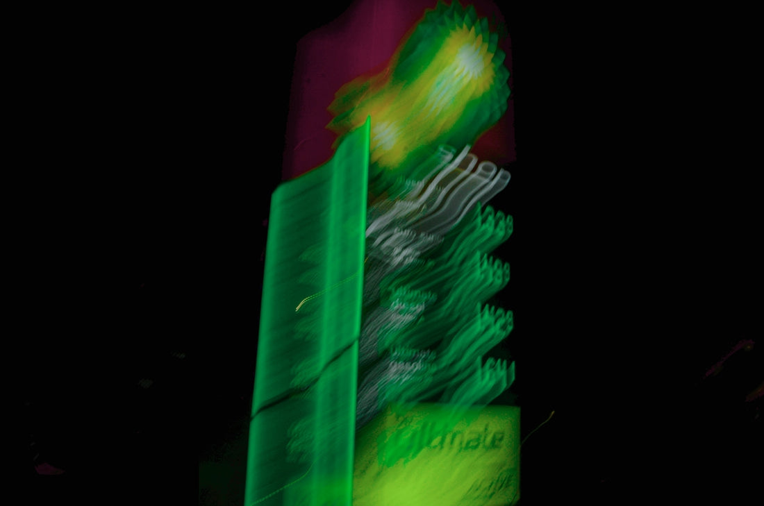 a traffic light that is green and red