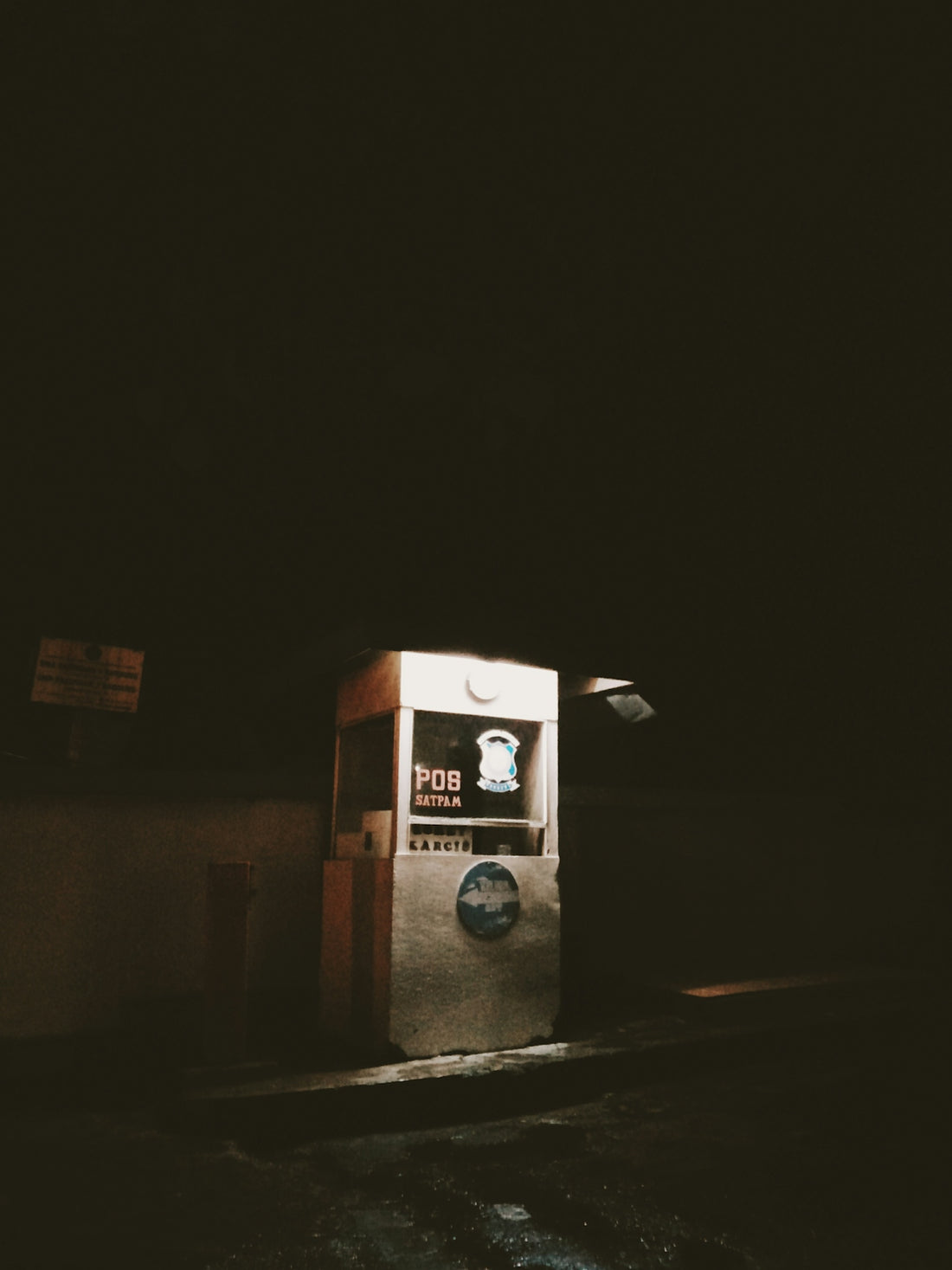 a parking meter sitting on the side of a road